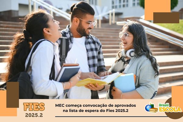 Resultado da lista de espera Grupo de estudantes universitários sorrindo