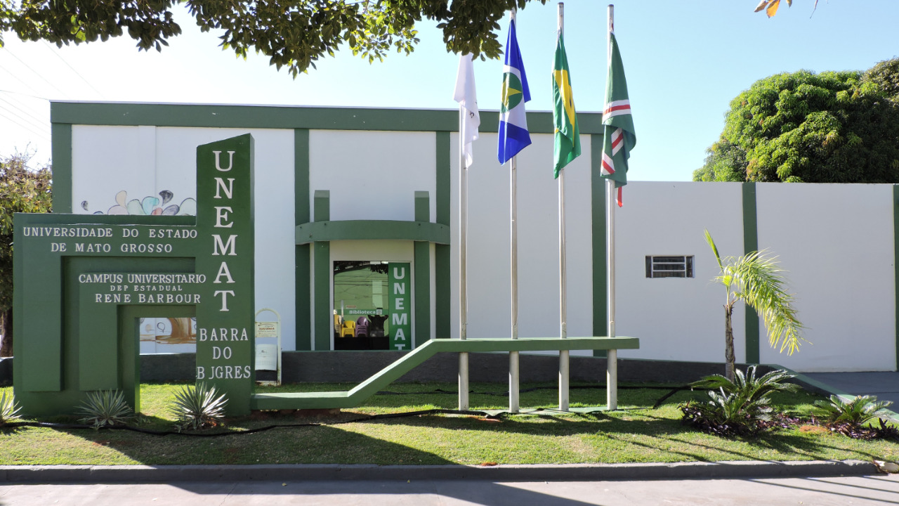 Fachada de prédio da Unemat