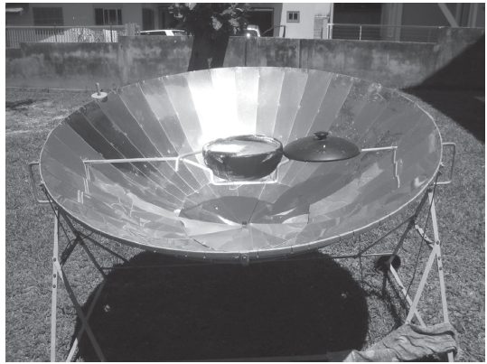 Superfície refletora de formato parabólico utilizada como um fogão solar