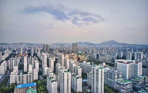 Edifícios compondo a paisagem de uma cidade. (Créditos: Stock for you / Shutterstock)