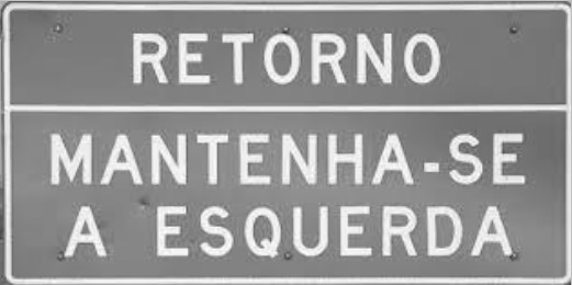 Placa com o texto: “Retorno. Mantenha-se a esquerda”.