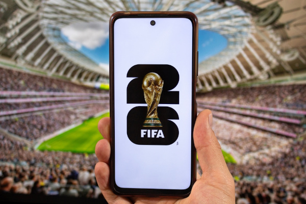 Celular mostrando a logomarca da Copa do Mundo 2026.