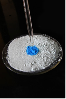 O sulfato de cobre anidro é branco, mas quando está hidratado é azul