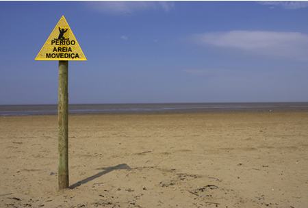 Olhar Oceanográfico - Você sabe o que é areia movediça? 😱 A areia movediça  é um fenômeno causado pelo aumento do fluxo de água nos sedimentos finos. A  mudança da quantidade de