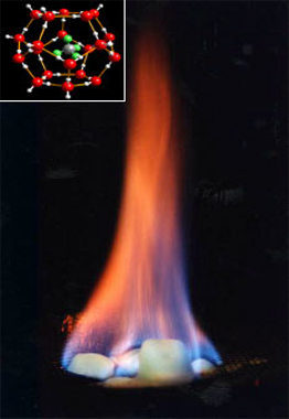 Imagem maior de hidrato de metano pegando fogo e imagem menor mostrando moléculas de água encapsulando o metano