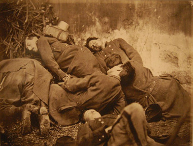 IMAGEM FORTE Cadáveres de soldados communards mortos durante a Comuna de Paris