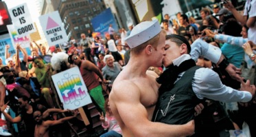 Parada do Orgulho Gay. Imagem disponível em http://edition.cnn.com/2007/TRAVEL/07/01/daily.snapshot/index.html