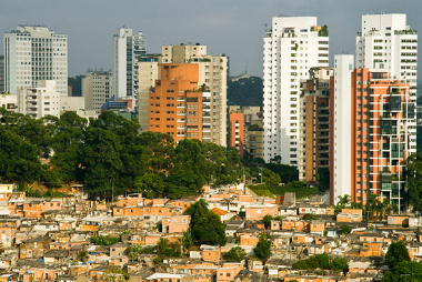Favela à frente com prédios luxuosos ao fundo, no bairro do Morumbi, em São Paulo