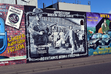 Ao longo da cidade de Belfast, pinturas como essa podem ser vistas na extensão do muro *