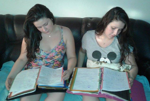 Gêmeas Natália e Mariana estudam para o Enem
