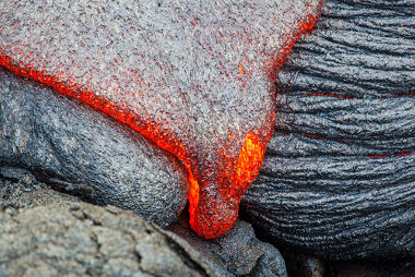 O resfriamento da lava vulcânica dá origem a rochas. Na imagem, temos a formação do basalto