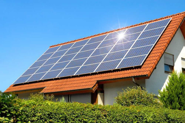 Painéis solares para captação de energia solar no telhado de uma casa.
