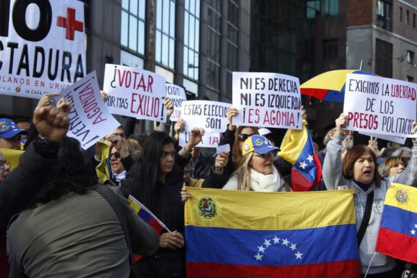 Pessoas protestando na Venezuela