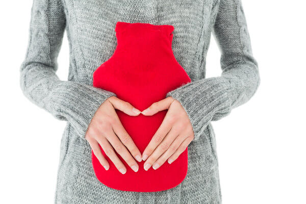 Durante a puberdade feminina, observa-se a primeira menstruação, que muitas vezes pode ser acompanhada de cólica.