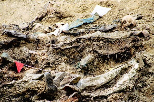 Vala comum com os restos mortais de bosníacos executados durante o Massacre de Srebrenica.*