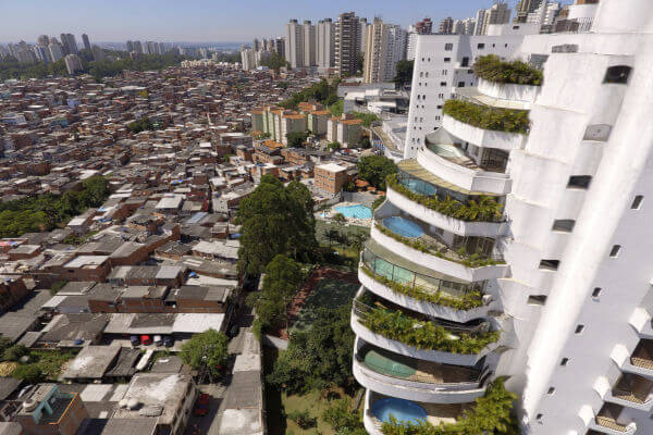 Do lado esquerdo, há parte da favela de Paraisópolis; do lado direito, há um dos condomínios de luxo da região do Morumbi, em São Paulo. 