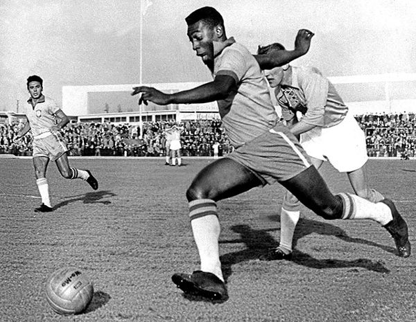 Pelé em jogo, na Suécia, em 1960. [7]