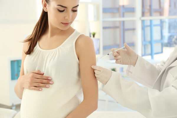 As mulheres grávidas podem receber algumas vacinas, como a de gripe.