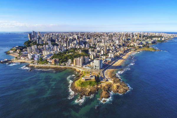Salvador foi a primeira capital do Brasil, escolhida por conta de sua localização estratégica. 