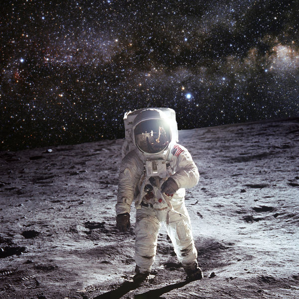 Na Lua, um astronauta sente-se mais leve, já que lá o seu peso é menor.