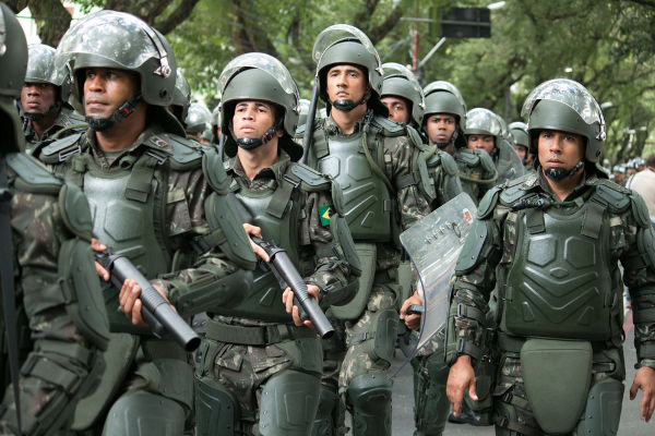 Soldados desfilando no Dia da Independência do Brasil