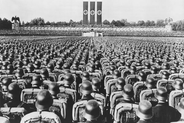 Soldados reunidos na década de 1930 para assistir uma das aparições de Hitler.