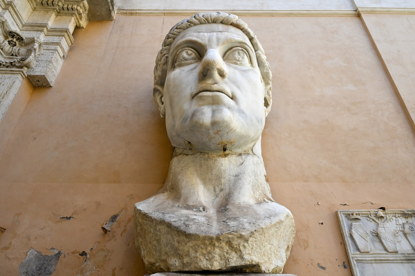 Estátua romana do imperador Constantino, no pátio dos Museus Capitolinos, em Roma, Itália.[1]