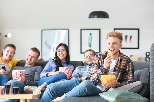 Jovem asiática assistindo filme em computador portátil