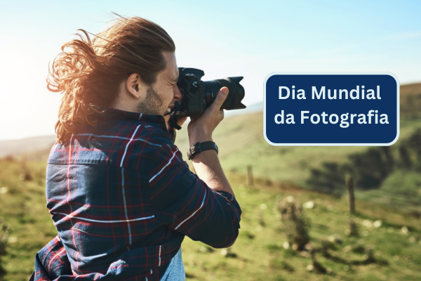 homem de cabelos compridos fotografando. Na imagem, está escrito: dia mundial da fotografia