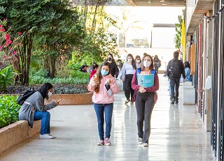 Estudantes em universidade pública