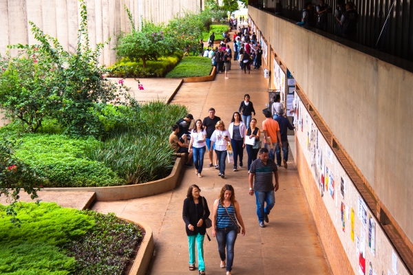 Estudantes no corredor da UnB