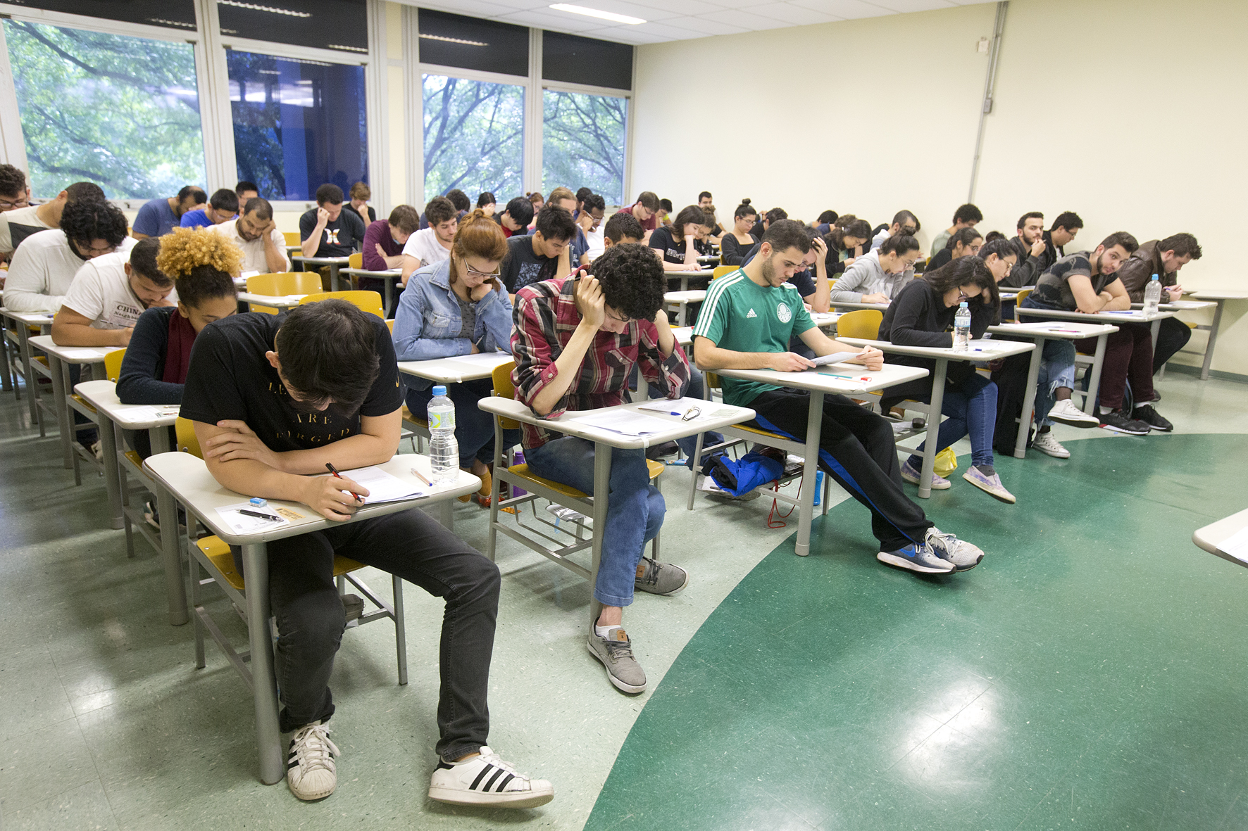 Estudantes fazendo vestibular da Fuvest