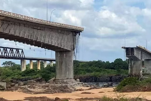 Ponte destruída no Rio Tocantins